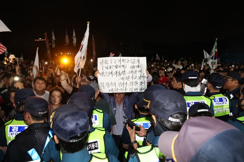4일 오전 경기 과천시 중앙선거관리위원회 앞에서 시민들이 제9회 전국동시지방선거 투표용지 부족 사태와 관련해 항의를 하고 있다. (공동취재) 2026.6.4 ⓒ 뉴스1 김진환 기자