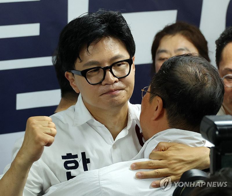 한동훈 '역전승' 주먹 불끈 (출처=연합뉴스)