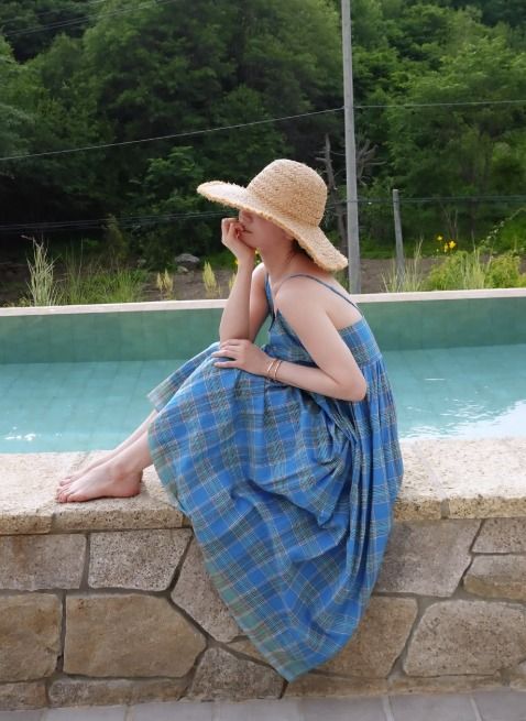 송혜교, 수영복 입고 물장구…여유로운 휴가