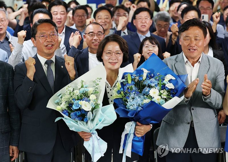 꽃다발 들고 기뻐하는 추미애 (출처=연합뉴스)