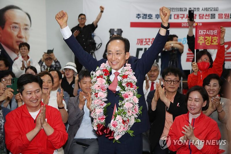 축하 꽃다발 목에 건 추경호 (출처=연합뉴스)