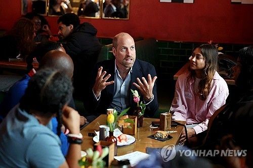펍 손님들과 얘기 나누는 윌리엄 왕세자 (출처=연합뉴스)