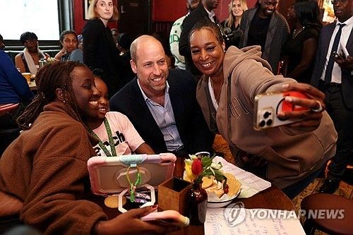 펍 손님들과 사진 찍는 윌리엄 왕세자 (출처=연합뉴스)