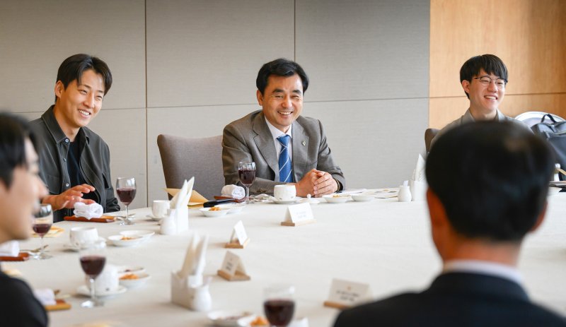 안규백 국방부장관이 4일 오후 국방컨벤션에서 개최된 국방창업경진대회 출신 창업인 간담회에서 청년 기업가들을 격려하고 의견을 청취하고 있다.