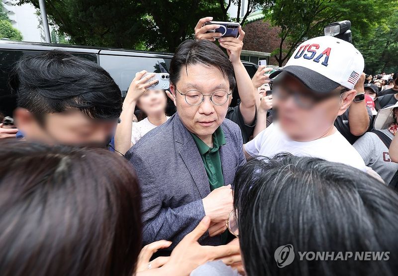 투표함 반출 막힌 송파 투표소 찾은 서울선관위 사무처장 (출처=연합뉴스)