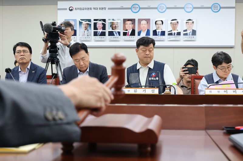4일 정부세종청사 최저임금위원회에서 제3차 전원회의가 열리고 있다. 이번 회의에서는 택배기사와 배달라이더 등 도급제 근로자에 대한 최저임금 적용 여부를 논의한다. 왼쪽부터 양옥석 중소기업중앙회 인력정책본부장, 류기정 한국경영자총협회(경총) 전무, 류기섭 한국노총 사무총장, 민주노총 이미선 부위원장. 연합뉴스