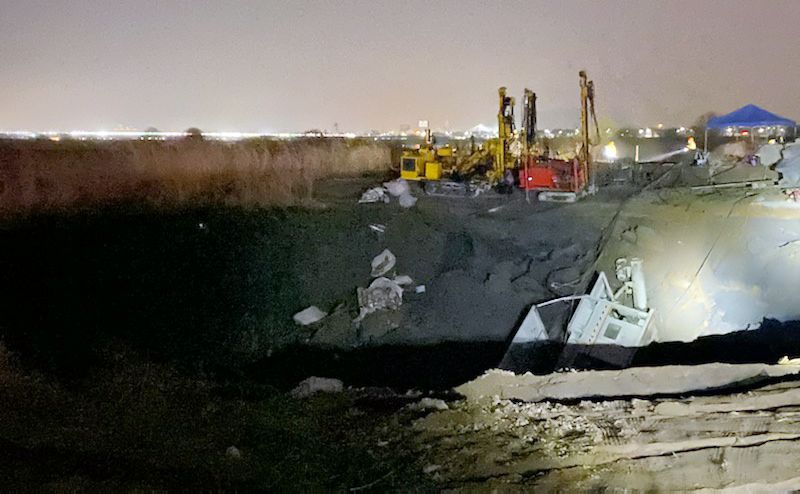 지난 2020년 3월 18일 오전 5시 2분께 부산 사상구 삼락동 부전~마산간 복선경전철 공사현장에서 둘레 약 50m, 깊이 20m 크기로 지반이 붕괴돼 컨테이너 1개동이 침하됐다. 부산경찰청 제공