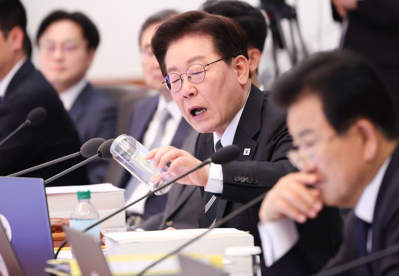 이재명 대통령이 청와대에서 열린 제18회 국무회의 겸 제6차 비상경제점검회의에서 김성환 기후에너지환경부 장관 발언 때 PET(투명) 캔과 알루미늄 캔(뚜껑)으로 구성된 캔시머 용기를 보고 있다. 2026.4.28 ⓒ 뉴스1 허경 기자