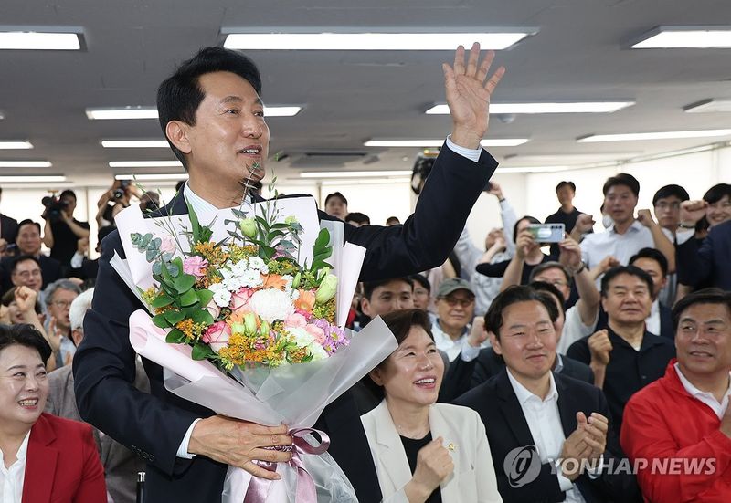 꽃다발 든 오세훈 서울시장 후보 (출처=연합뉴스)