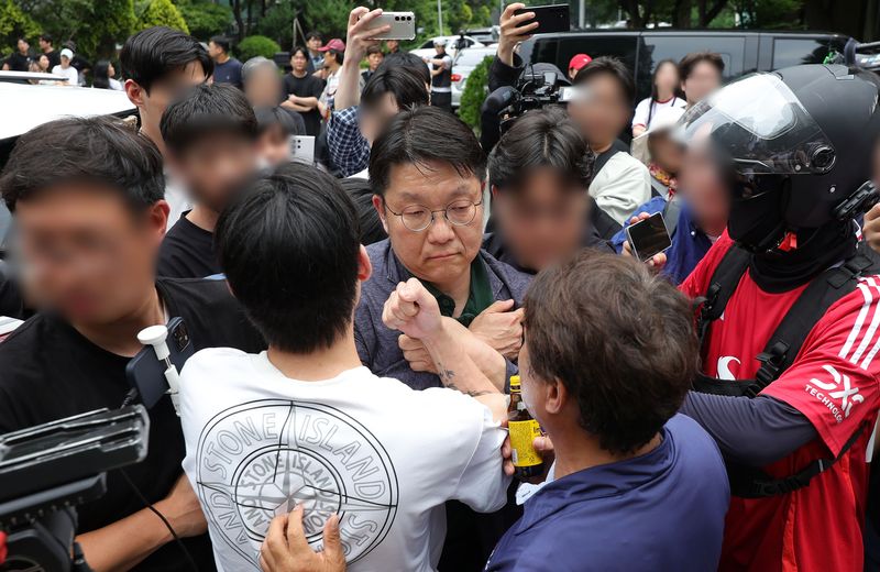 [서울=뉴시스] 홍효식 기자 = 4일 6·3 지방선거 투표용지 부족 사태를 겪은 서울 송파구 잠실7동 제2투표소 앞에서 서울시선거관리위원회 김범진 사무처장이 부정선거를 외치는 일부 시민들에게 항의받고 있다. 2026.06.04. yesphoto@newsis.com