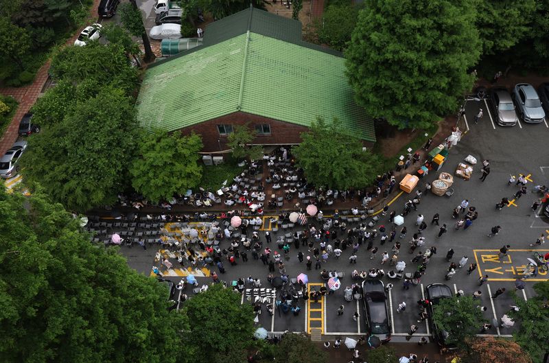 [서울=뉴시스] 홍효식 기자 = 보수 성향의 유튜버와 시민 등이 6·3 지방선거 투표용지 부족 사태를 겪은 서울 송파구 잠실7동 제2투표소를 사수하며 '선거관리위원회 해체, 부정선거, 재선거' 구호를 외치고 있다. 2026.06.04. yesphoto@newsis.com