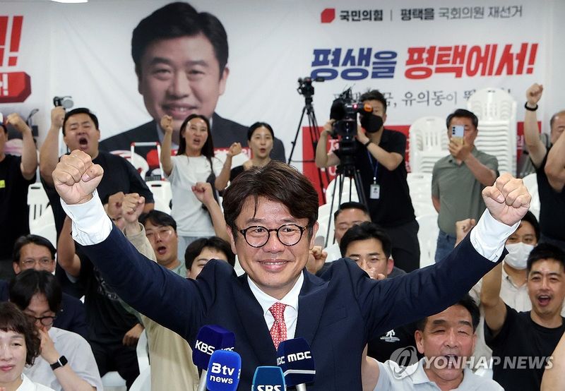 기뻐하는 유의동 (출처=연합뉴스)