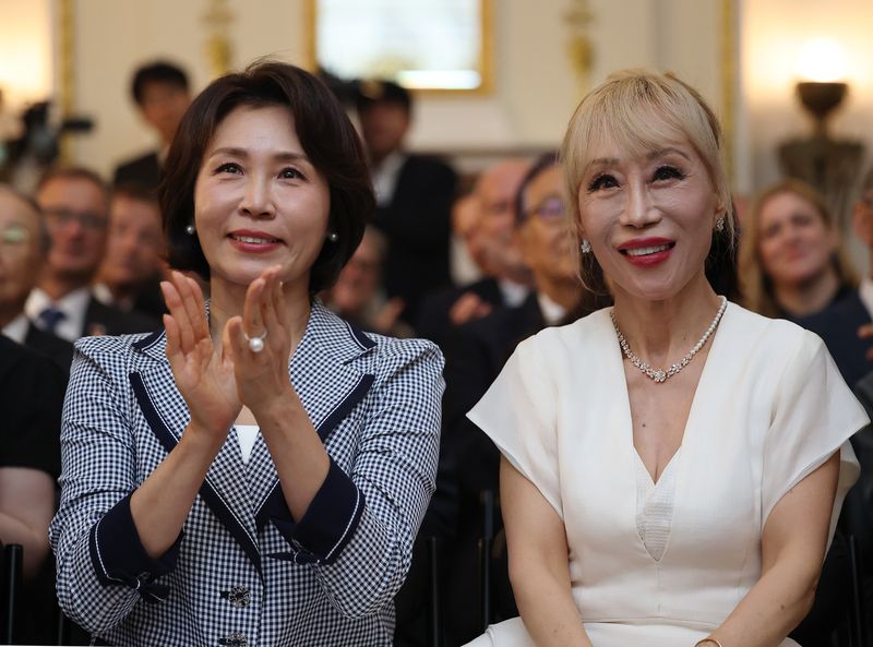 김혜경 여사와 소프라노 조수미가 4일 서울 덕수궁 석조전에서 열린 한불 수교 140주년 행사에서 기념촬영을 하고 있다. 연합뉴스
