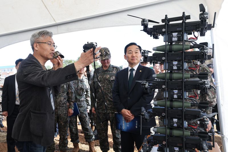 이두희 국방부 차관이 지난 3월 31일 강원도 원주시 육군36보병사단에서 열린 2026 첨단국방 피치데이에서 저가 소형 군집 자폭 드론 부스를 둘러보고 있다. 국방부 제공