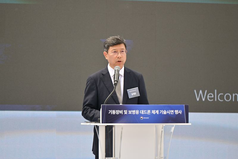 4일 포천 승진훈련장에서 개최된 기동장비·보병용 대드론 기술시연에서 행사를 주관한 정재준 방위사업청 기반전력사업본부장이 환영사를 하고 있다. 방사청 제공