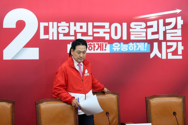 [서울=뉴시스] 고승민 기자 = 장동혁 국민의힘 상임선거대책위원장이 3일 서울 여의도 국회에서 열린 중앙선거대책위원회의에 참석하고 있다. 2026.06.03. kkssmm99@newsis.com