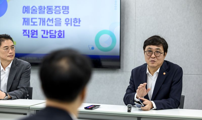 최휘영 문화체육관광부 장관이 4일 서울 중구 예술인복지재단을 방문해 재단 직원과 간담회를 하고 있다. 문화체육관광부 제공