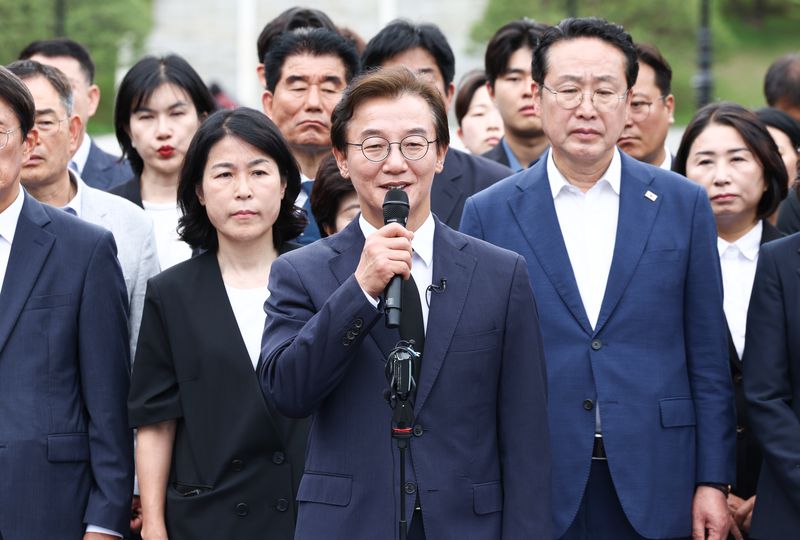 전재수 부산시장 당선인이 부산 동래구 충렬사 참배를 마치고 기자회견을 하고 있다. 뉴스1