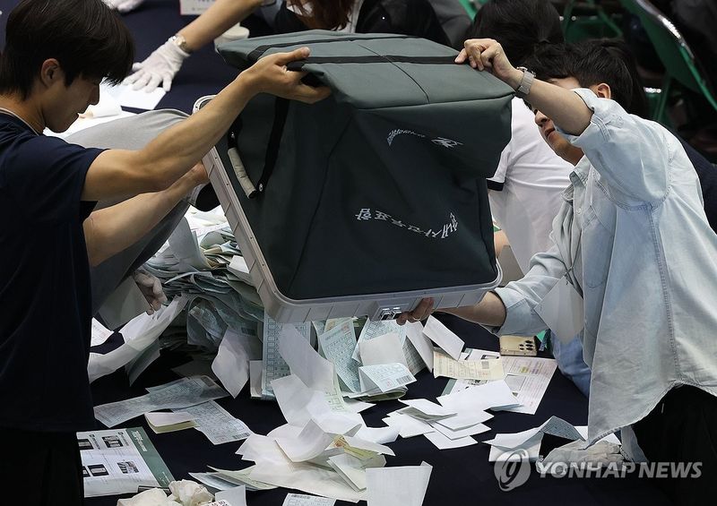개표작업 (출처=연합뉴스)