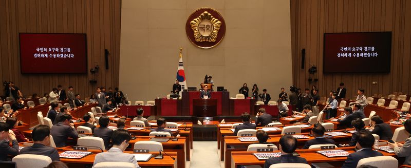 [서울=뉴시스] 김금보 기자 = 송언석 국민의힘 원내대표가 지난 4일 오후 서울 여의도 국회에서 열린 긴급의원총회에서 발언을 하고 있다. 2026.06.04. kgb@newsis.com
