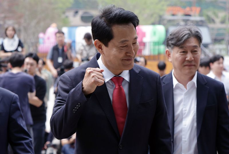 오세훈 서울시장 당선인이 4일 오전 서울시청 정문에서 감사인사를 마친 뒤 시청 로비로 향하고 있다. (공동취재) 2026.6.4 ⓒ 뉴스1 이호윤 기자