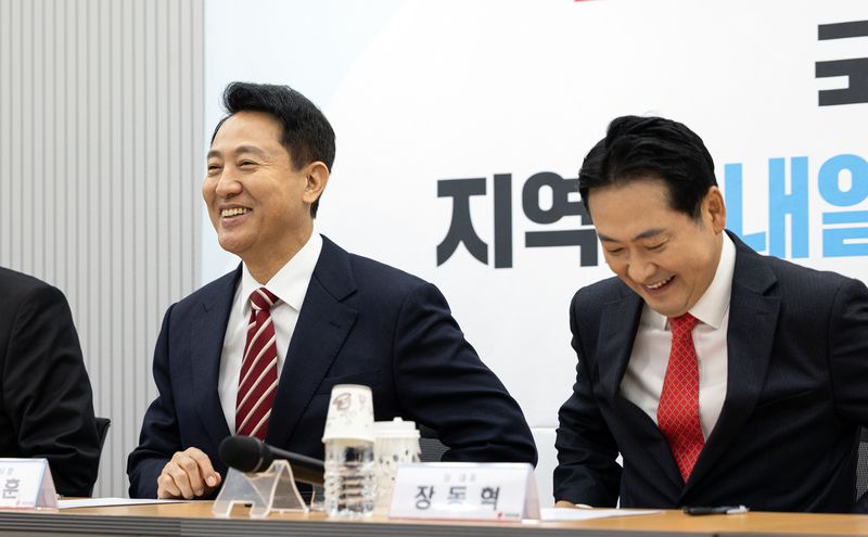 장동혁 국민의힘 대표와 오세훈 서울시장이 12일 서울 여의도 국민의힘 중앙당사에서 열린 지방선거총괄기획단 및 시·도 광역단체장 연석회의에 참석해 있다. 2025.11.12 ⓒ 뉴스1 이승배 기자