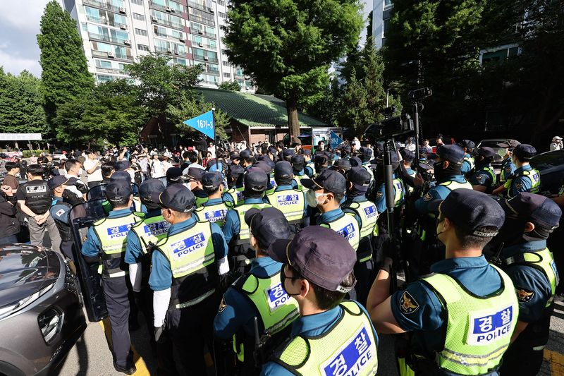 5일 '투표용지 부족' 사태가 발생한 서울 송파구 잠실7동 제2투표소 앞에서 집회 참가자들이 투표함 반출을 막기 위해 경찰들과 대치하고 있다. 2026.6.5 ⓒ 뉴스1 김도우 기자