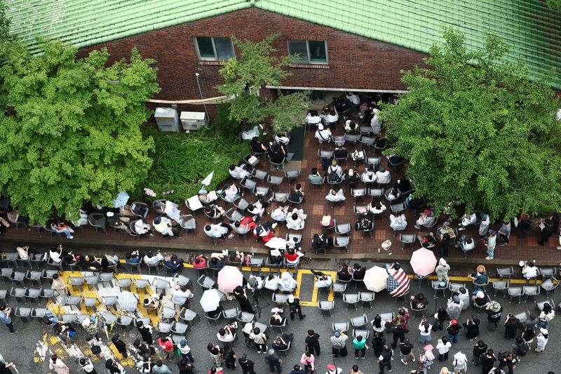 4일 제9회 전국동시지방선거 및 국회의원 재·보궐선거 투표함 이송이 지연되고 있는 서울 송파구 잠실7동 제2투표소에서 시위대와 일부 주민들이 부정선거를 외치며 입구를 봉쇄하고 있다. 2026.6.4 ⓒ 뉴스1 김민지 기자