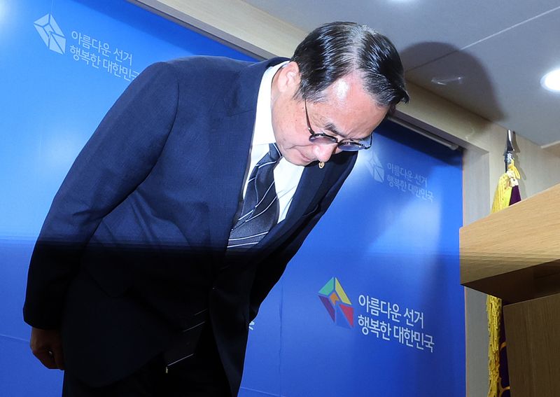 허철훈 중앙선거관리위원회 사무총장이 6·3 지방선거 본투표가 실시된 3일 경기 과천 중앙선관위원회에서 서울 송파구 등 일부 투표소에서 벌어진 투표용지 부족 사태와 관련해 대국민 사과를 하고 있다. 2026.6.3 ⓒ 뉴스1 김진환 기자