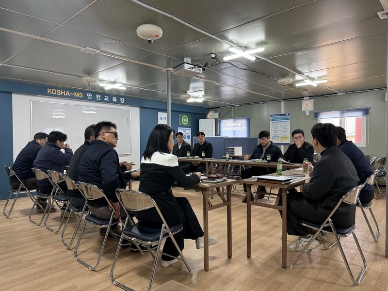 구미시가 건설현장을 누비면서 지역경제 살리기에 총력을 기울이고 있다. 사진은 지난 3월 청년드림타워 공사 현장 방문 장면. 구미시 제공