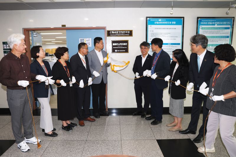 김용관 국립산림과학원장(왼쪽 5번째)이 4일 국립산림과학원에서 열린 '임업인소득지원단' 현판식에서 내빈들과 함께 세레모니를 하고 있다. 국립산림과학원 제공