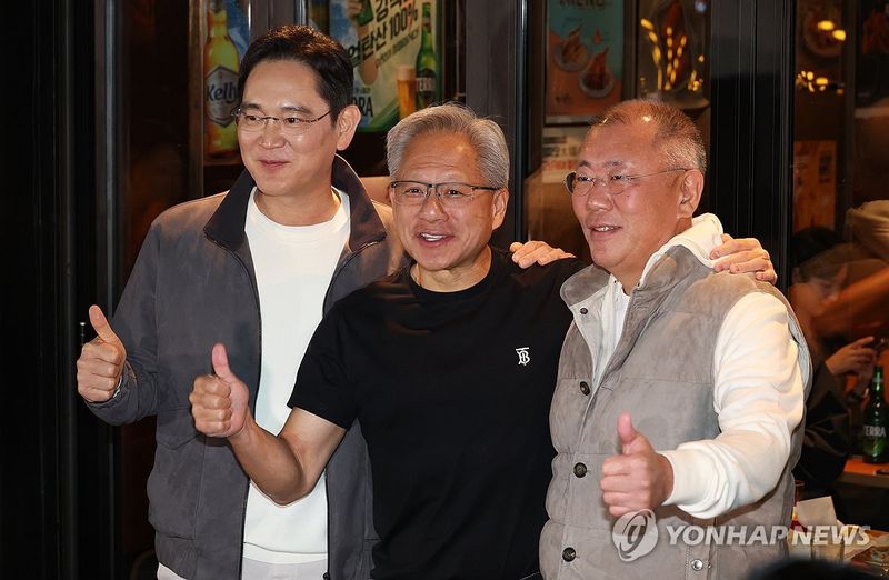 (왼쪽부터) 이재용 삼성전자 회장, 젠슨 황 엔비디아 CEO, 정의선 현대차그룹 회장이 서울 마포구 깐부치킨 앞에서 기념촬영하고 있다. 사진/=연합뉴스