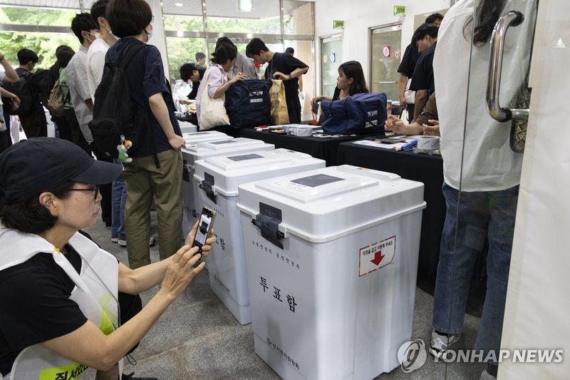 개표소에서 투표함 점검하는 선관위 관계자들 (출처=연합뉴스)