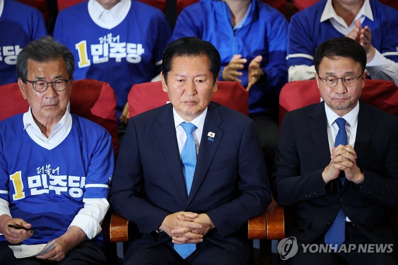지방선거 출구조사 결과 보도 지켜보는 민주당 지도부 (출처=연합뉴스)