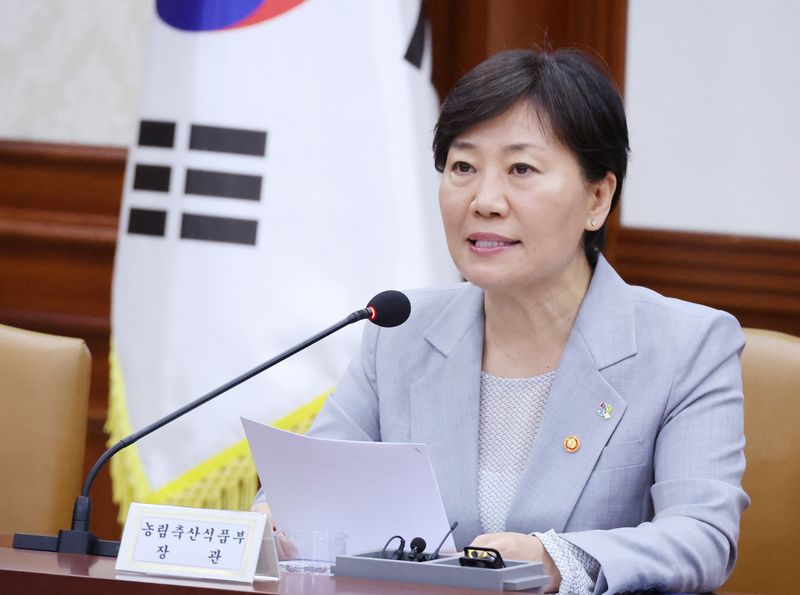 송미령 농림축산식품부 장관이 5일 오전 서울 종로구 정부서울청사에서 열린 비상경제본부회의 겸 경제관계장관회의에서 농림분야 안전관리 종합대책을 설명하고 있다. 연합뉴스