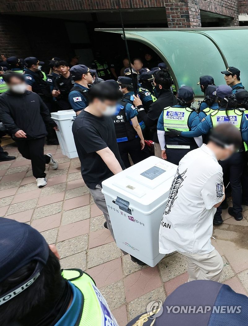 마침내 투표함 이송 (출처=연합뉴스)