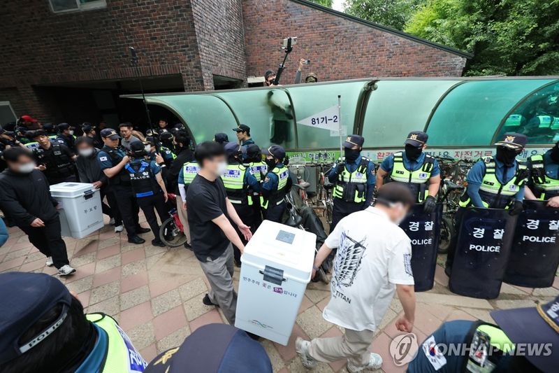 잠실7동 2투표소 투표함 이송 (출처=연합뉴스)