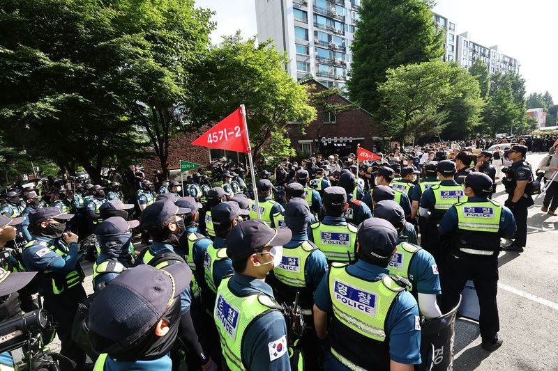 지난 6월 '투표용지 부족' 사태가 발생한 서울 송파구 잠실7동 제2투표소 앞에서 집회 참가자들이 투표함 반출을 막기 위해 경찰들과 대치하고 있다. 뉴스1