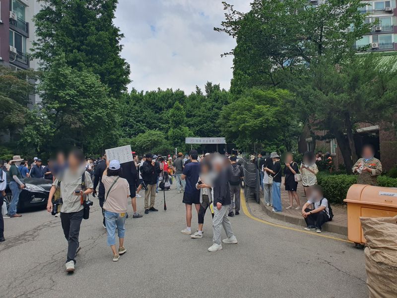 5일 오전 9시 20분께 송파구 잠실 투표소 앞, 경찰에 의해 투표함이 반출되고 난 후에도 시위대들이 투표소 앞을 떠나지 못하고 있다. 일부 시위대는 망연자실한 표정으로 도로에 나앉았다. 사진=최승한 기자