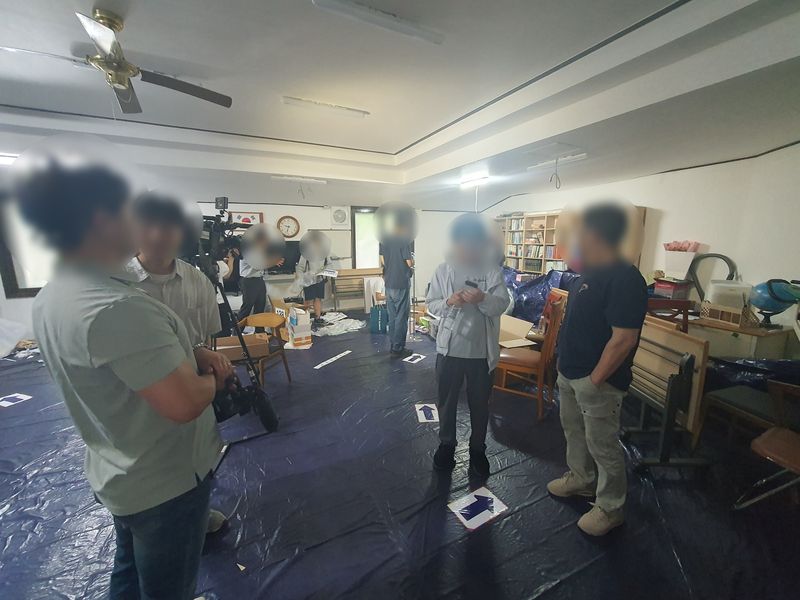 선관위 관계자가 투표함이 반출된 투표소를 정리하고 있다. 사진=최승한 기자