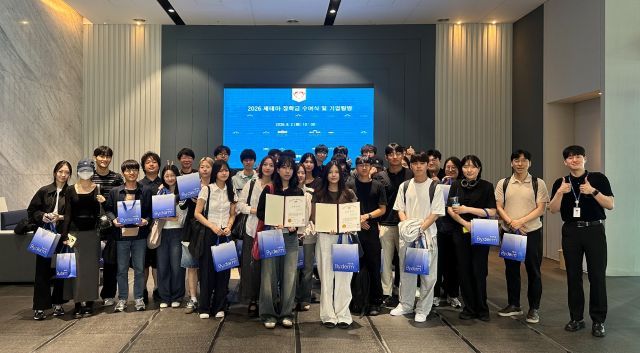 경기 판교 제테마 본사에서 열린 장학금 수여식에서 참석자들이 기념촬영을 하고 있다. 제테마 제공