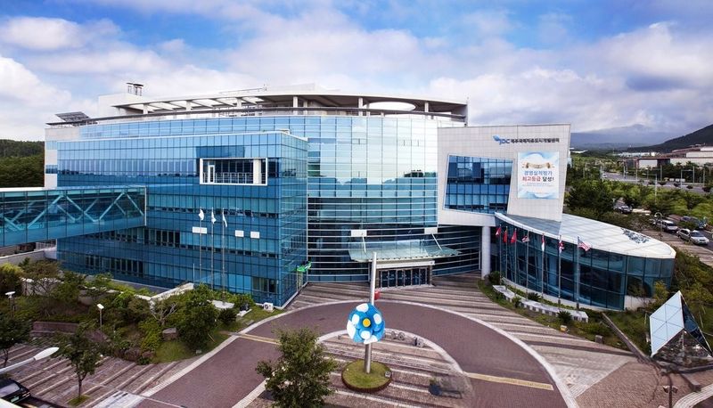 제주국제자유도시개발센터 전경. JDC는 한국노인인력개발원, 노사발전재단과 함께 세대의 경험을 제주 환경보전과 지역사회 현안 해결에 연결하는 이음일자리 사업을 추진한다. /사진=JDC 제공