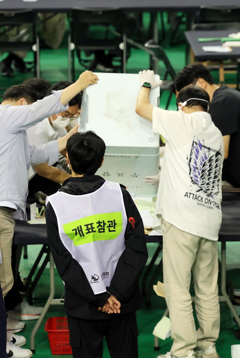 [서울=뉴시스] 홍효식 기자 = 5일 서울 송파구 올림픽공원 핸드볼경기장에 마련된 제9회 전국동시지방선거 개표소에서 관계자들이 개표를 하고 있다. 2026.06.05. yesphoto@newsis.com