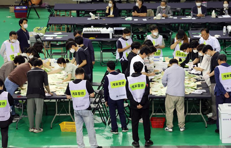 [서울=뉴시스] 홍효식 기자 = 5일 서울 송파구 올림픽공원 핸드볼경기장에 마련된 제9회 전국동시지방선거 개표소에서 관계자들이 개표를 하고 있다. 2026.06.05. yesphoto@newsis.com
