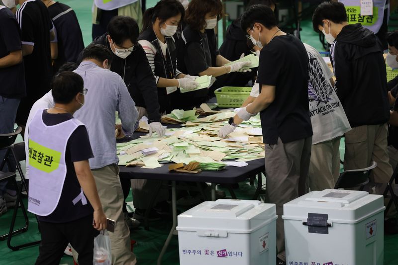 [서울=뉴시스] 홍효식 기자 = 5일 서울 송파구 올림픽공원 핸드볼경기장에 마련된 제9회 전국동시지방선거 개표소에서 관계자들이 개표를 하고 있다. 2026.06.05. yesphoto@newsis.com