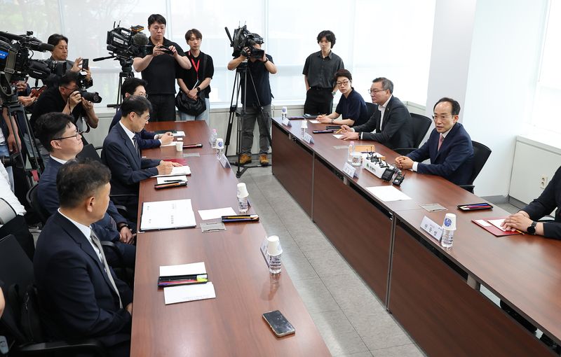 추경호 국민의힘 대구시장 당선인이 5일 대구시 동구 신천동 대구정책연구원에서 김정기 대구시장 권한대행(행정부시장)을 비롯한 대구시 관계자들에게 업무보고를 받고 있다. 연합뉴스