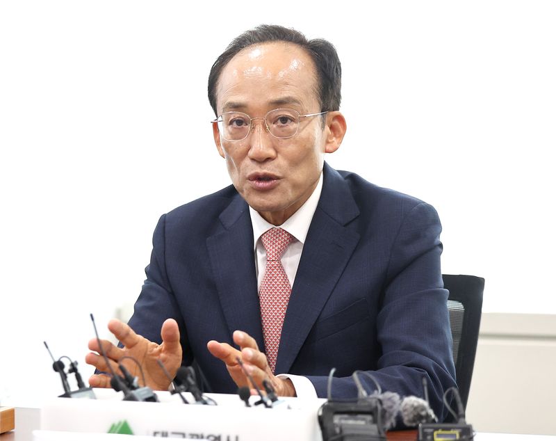 추경호 국민의힘 대구시장 당선인이 5일 대구시 동구 신천동 대구정책연구원에서 김정기 대구시장 권한대행(행정부시장)을 비롯한 대구시 관계자들의 업무 보고에 앞서 모두발언 하고 있다. 연합뉴스