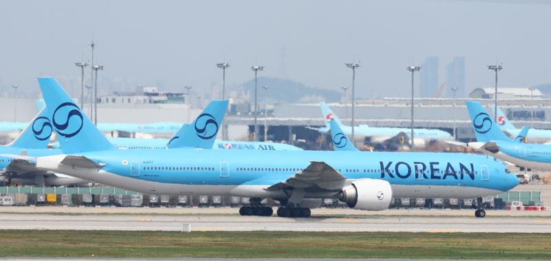 [인천공항=뉴시스] 황준선 기자 = 18일 인천국제공항에서 대한항공 항공기가 이동하고 있다. 국제유가 상승세가 한풀 꺾이면서 대한항공과 아시아나항공은 오는 6월 국제선 유류할증료를 다음 달부터 18~20% 인하 한다고 밝혔다. 2026.05.18. hwang@newsis.com