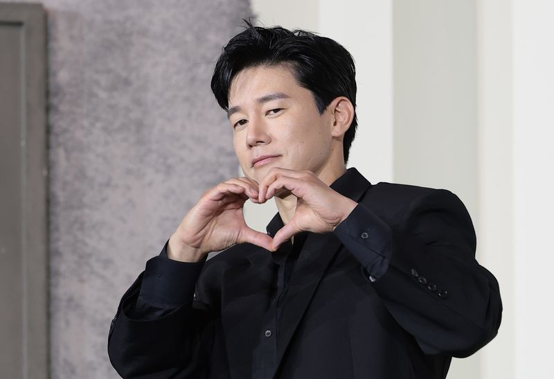 (서울=뉴스1) 권현진 기자 = 배우 김무열이 5일 서울 중구 앰배서더 서울 풀만 호텔에서 열린 넷플릭스 시리즈 '참교육'(감독 홍종찬) 제작발표회에서 포즈를 취하고 있다. '참교육'은 선넘는 학생, 교사, 학부모로 인해 무너진 대한민국의 교권과 교육현장을 지키기 위해 창설된 교권보호국의 통쾌하고 시원한 참교육을 그린 이야기다. 2026.6.5/뉴스1 /사진=뉴스1화상
