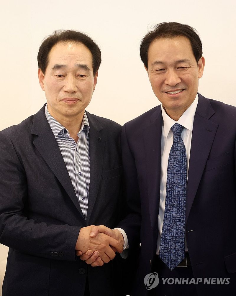 우상호 강원지사 당선인과 최흥집 민선 9기 강원도정 인수위원장(사진 오른쪽부터). 연합뉴스